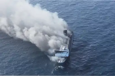 Cinco muertos y al menos 40 desaparecidos tras un incendio en un ferry en Indonesia