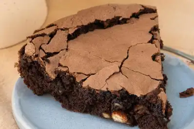Sin harina y en pocos pasos: cómo hacer una torta de chocolate húmeda