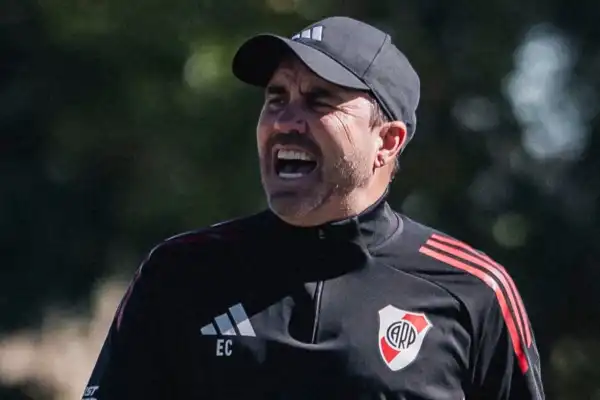 River prepara una prueba de riesgo en Bogotá: Coudet analiza una defensa inédita contra Independiente Santa Fe