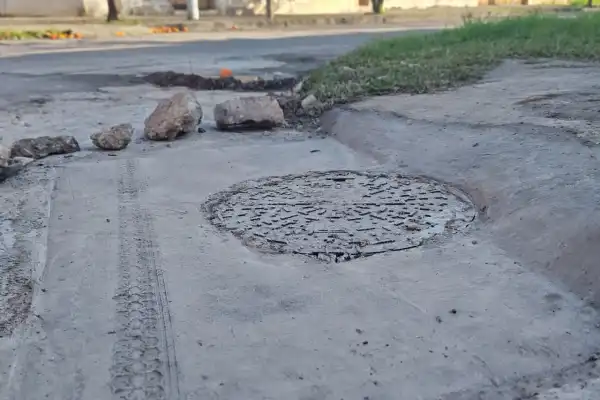 El accidente de un niño en una boca de tormenta sin tapa desató una polémica entre la SAT y los concejales opositores