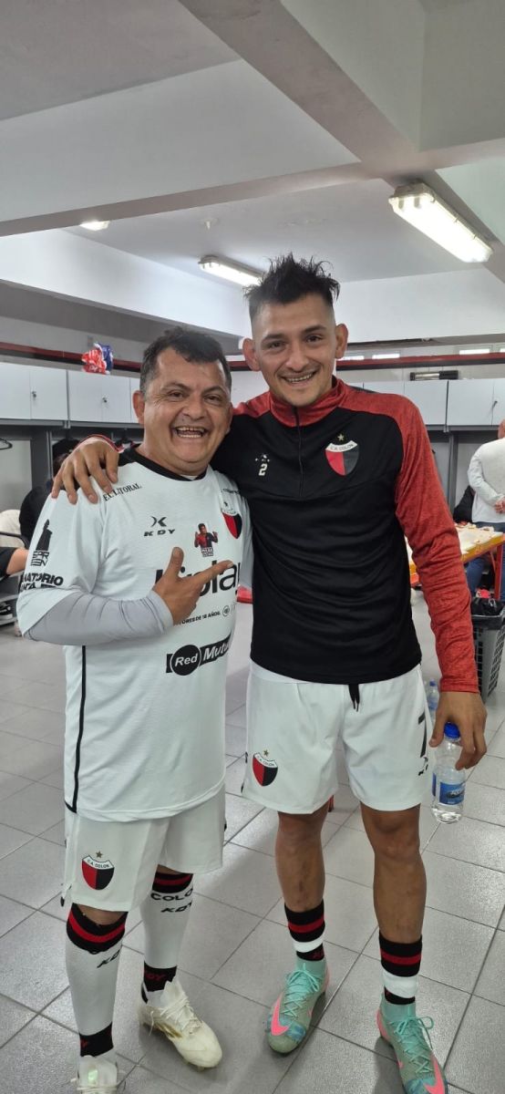 LEGADO. Nicolás Rodríguez junto a su padre Walter Rodríguez durante la despedida del 