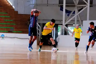 Es tucumano, se formó en un club creado por un centro de estudiantes y hoy vive del futsal en Italia