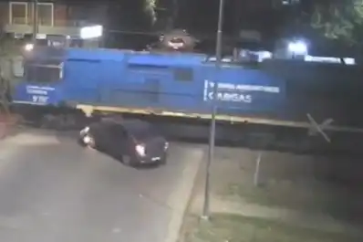 Un tren de carga arrolló un auto en Córdoba: una insólita maniobra salvó al conductor