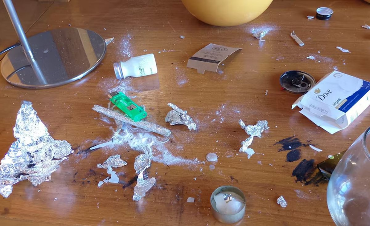 Rastros de polvo blanco y papel de aluminio en la habitación de Payne. 