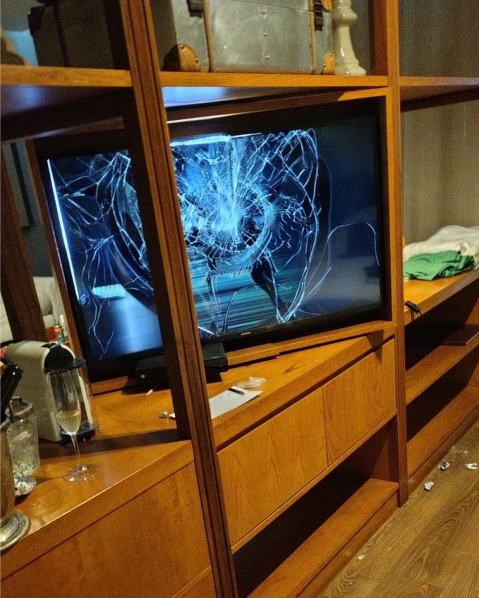 El televisor de la habitación de Payne, destruido a golpes