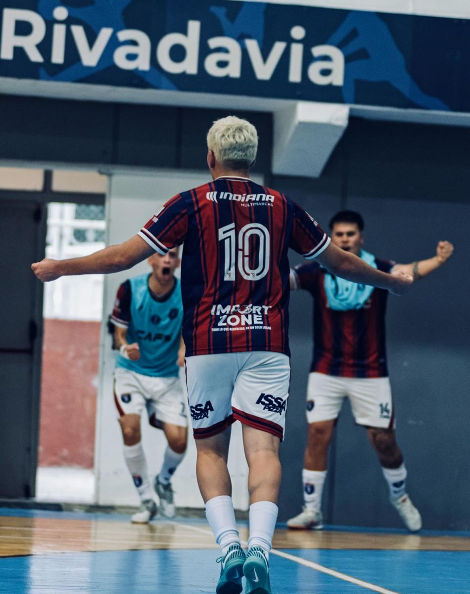 Es tucumano, se formó en un club creado por un centro de estudiantes y hoy vive del futsal en Italia