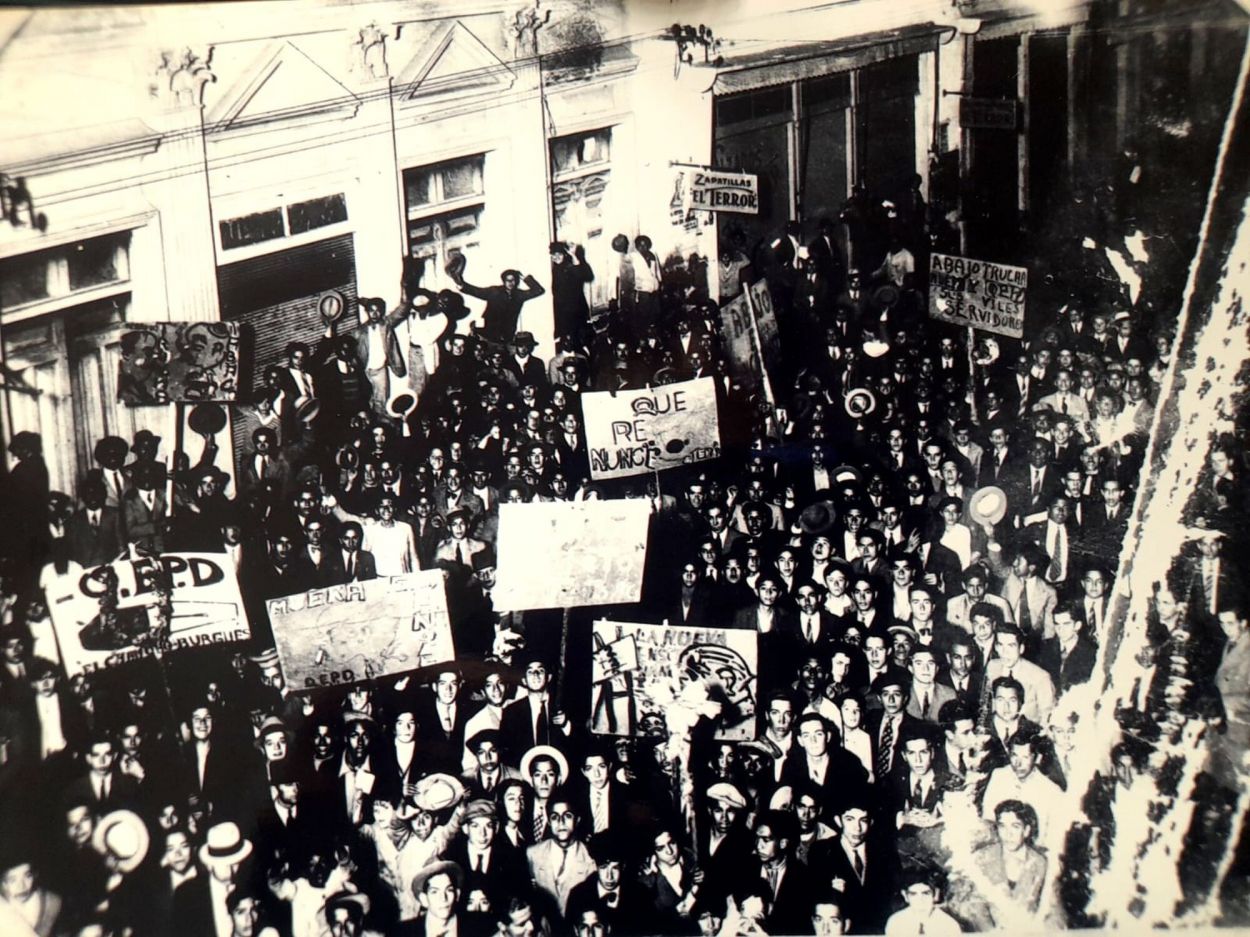 MASIVO RECLAMO. Marcha estudiantil durante el paro general.