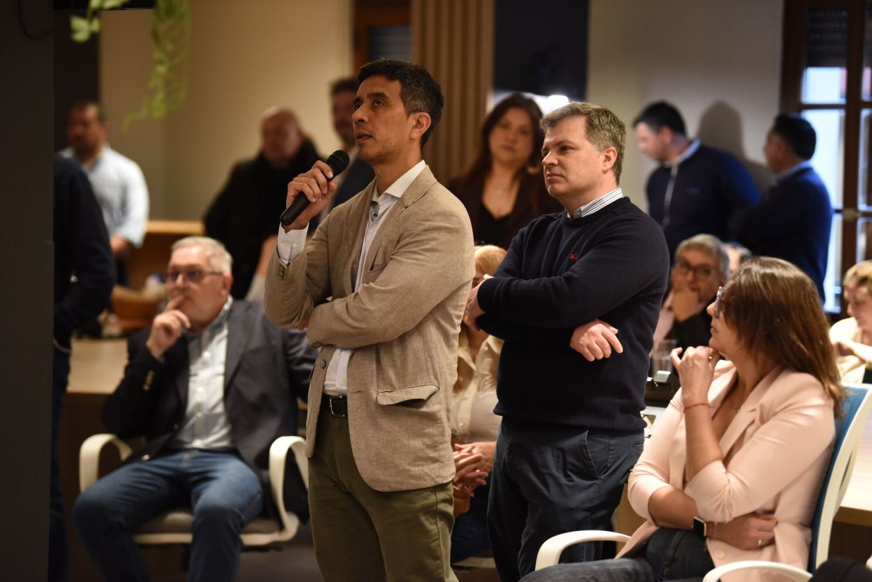 TOMÓ LA PALABRA. Pablo Hamada, prosecretario de redacción de LA GACETA, le hizo una pregunta a Daniel Dessein.