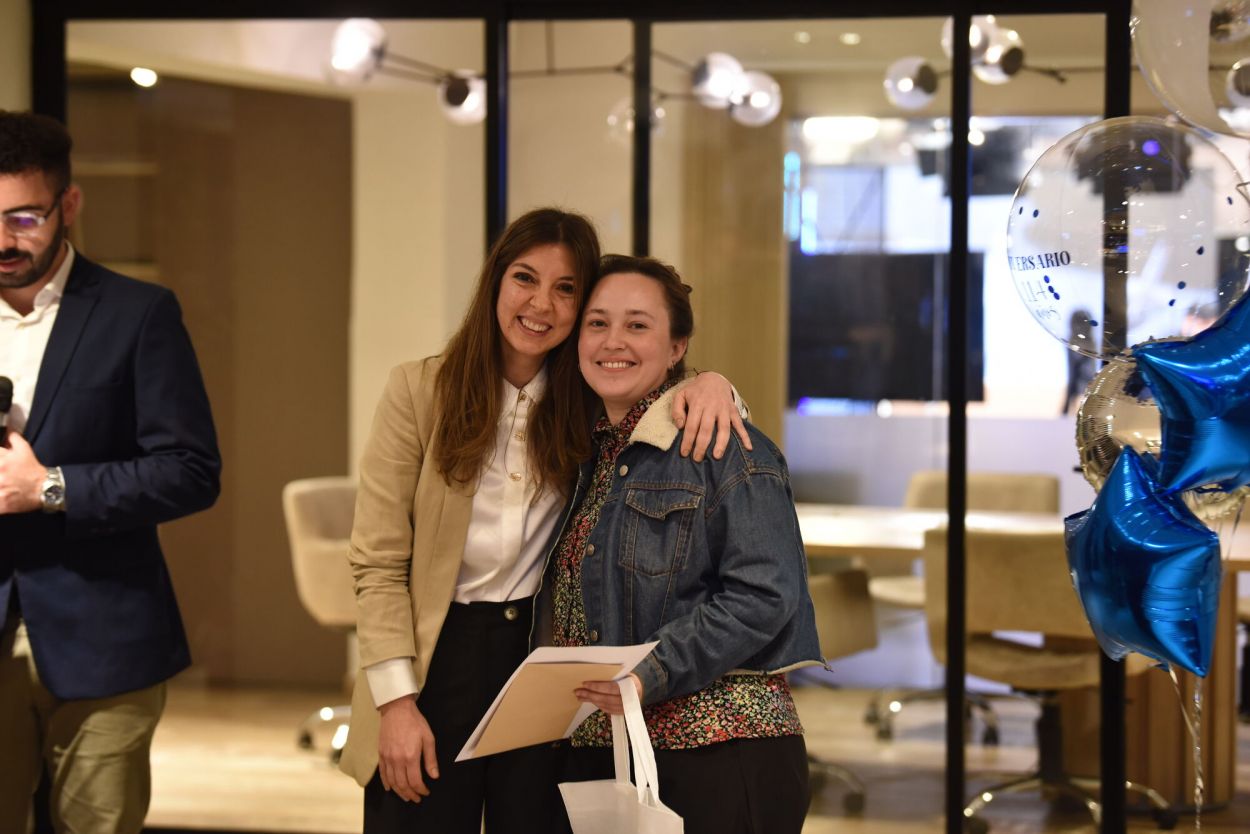 CONSIDERACIÓN. La gerente de planificación y control Julieta Asaf junto a María Agustina Garrocho, quien recibió el reconocimiento al valor Respeto, por su trato cercano y la colaboración con sus compañeros.