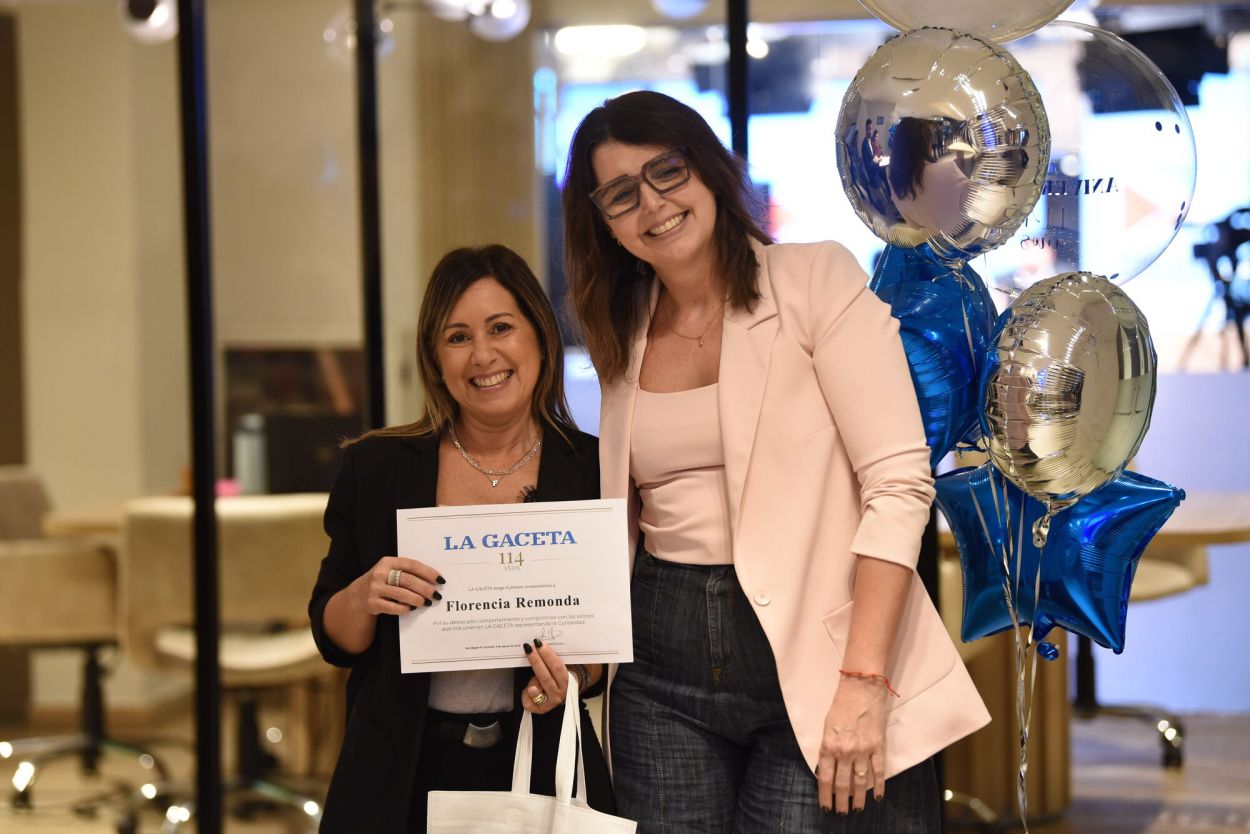 VALOR. María Florencia Remonda posa con la gerente comercial Patricia Ribone, luego de ser reconocida por el valor de la Curiosidad.