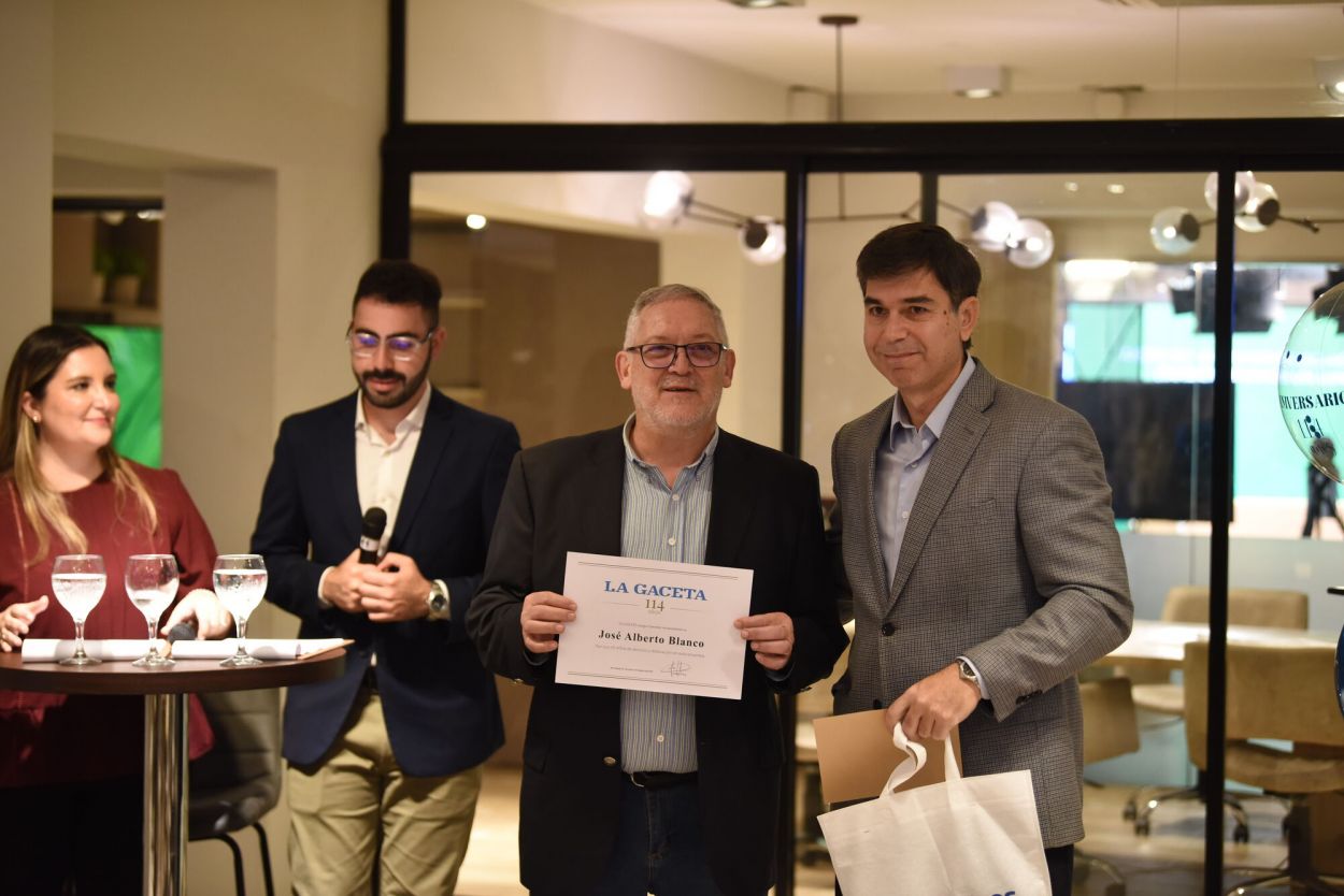 TAMBIÉN RECONOCIDO. José Blanco Gerente de Tecnología, recibió una distinción por alcanzar los 30 años de trayectoria en la empresa.