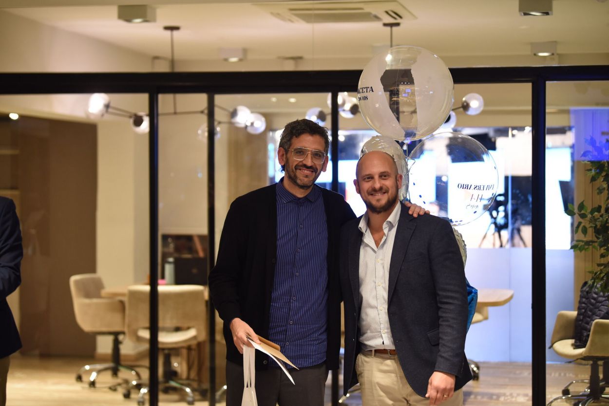 DEDICACIÓN. Nicolás Iriarte junto al secretario de Redacción José Názaro, tras ser reconocido por el valor de la Integridad, por su ética de trabajo.