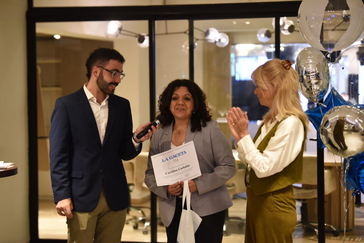 PREMIADA. Carolina Corbalán, del área de Comercial, recibe el premio a la Excelencia de manos de María Elena Achaval, miembro del directorio.