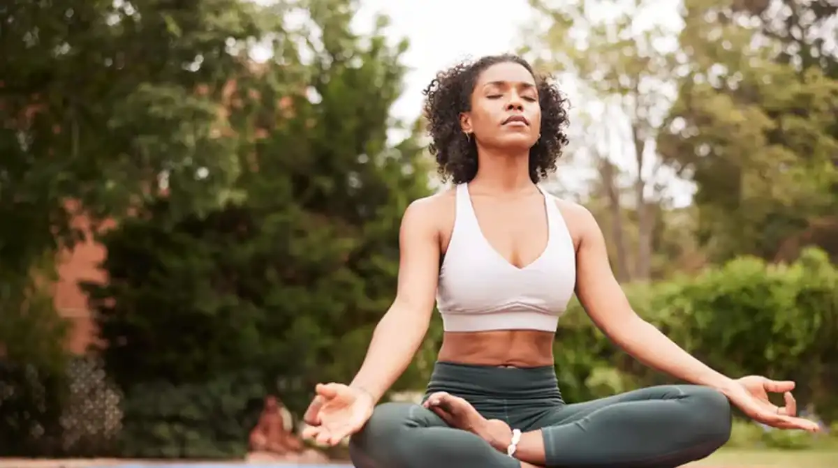 La pose de yoga recomendada para aliviar la ciática y mejorar la movilidad