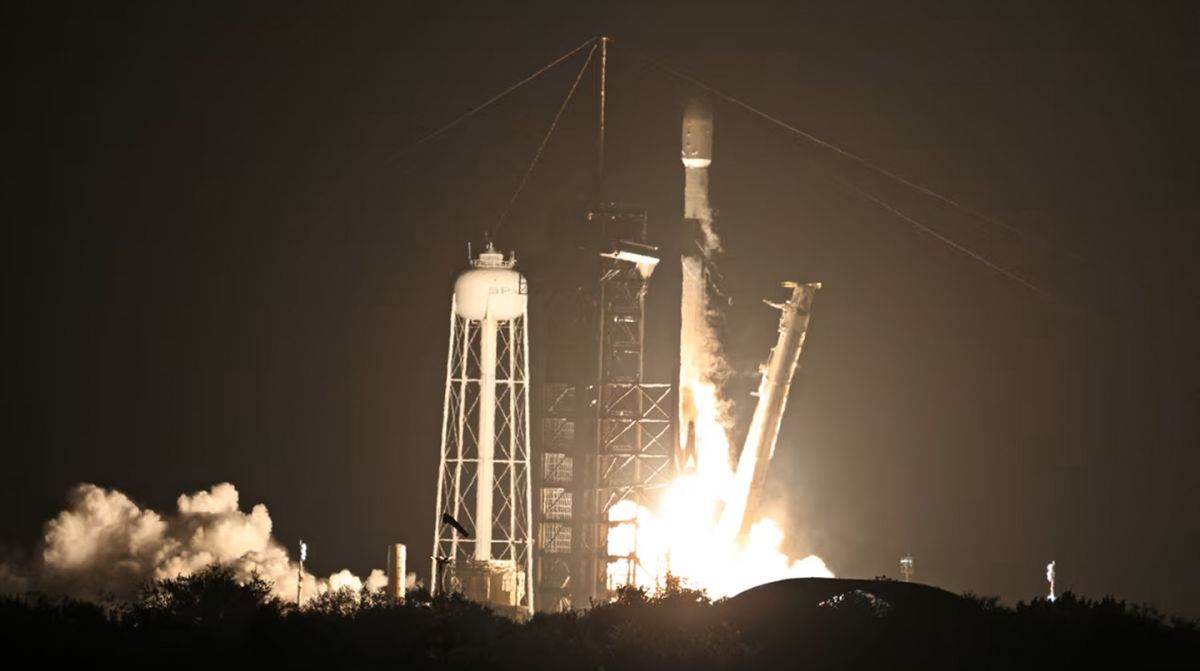 El 15 de enero de 2025, un cohete Falcon 9 de SpaceX, que transportaba dos módulos lunares, despegó. Gregg Newton/AFP/Getty Images