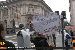 Con un semaforazo, jubilados reclamaron por sus haberes y rechazaron la Ley de Tierras