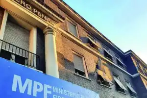 Debía pagar una multa por alcoholemia de $2,3 millones, transfirió un peso y presentó un comprobante falso