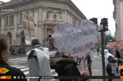 Con un semaforazo, jubilados reclamaron en Tucumán por sus haberes y rechazaron la reforma de la Ley de Tierras