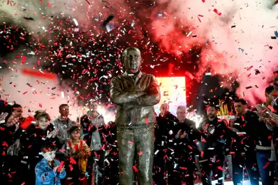 Estudiantes homenajeó a Alejandro Sabella con una emotiva estatua en el estadio UNO