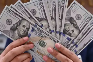 Dólar hoy: el blue cayó por séptima rueda seguida y el oficial subió $10 en la semana