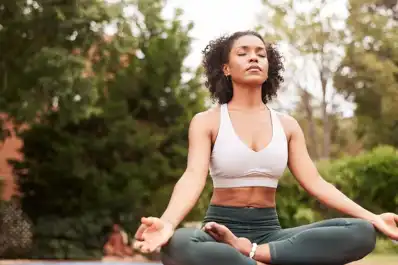 La pose de yoga recomendada para aliviar la ciática y mejorar la movilidad