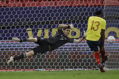 Yerry Mina recordó el mirá que te como durante la Copa América 2021 y desafió al Dibu Martínez