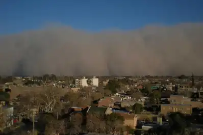 Alerta naranja y amarilla: el SMN anunció una jornada de inestabilidad extrema con viento zonda, nevadas y tormentas intensas