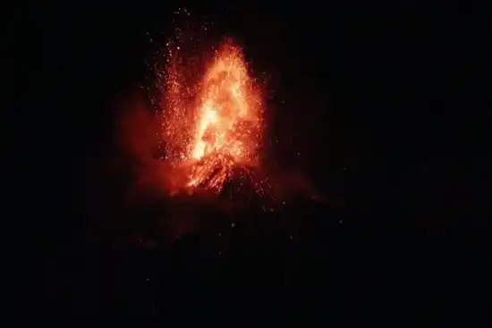 550x367_volcan-guatemalteco-alcanza-fase-explosiva-critica-mientras-cientos-personas-son-evacuadas-reuters-1148495-132246.webp