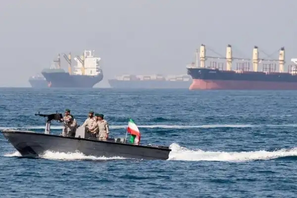 Irán y Omán negocian el futuro del paso de Ormuz