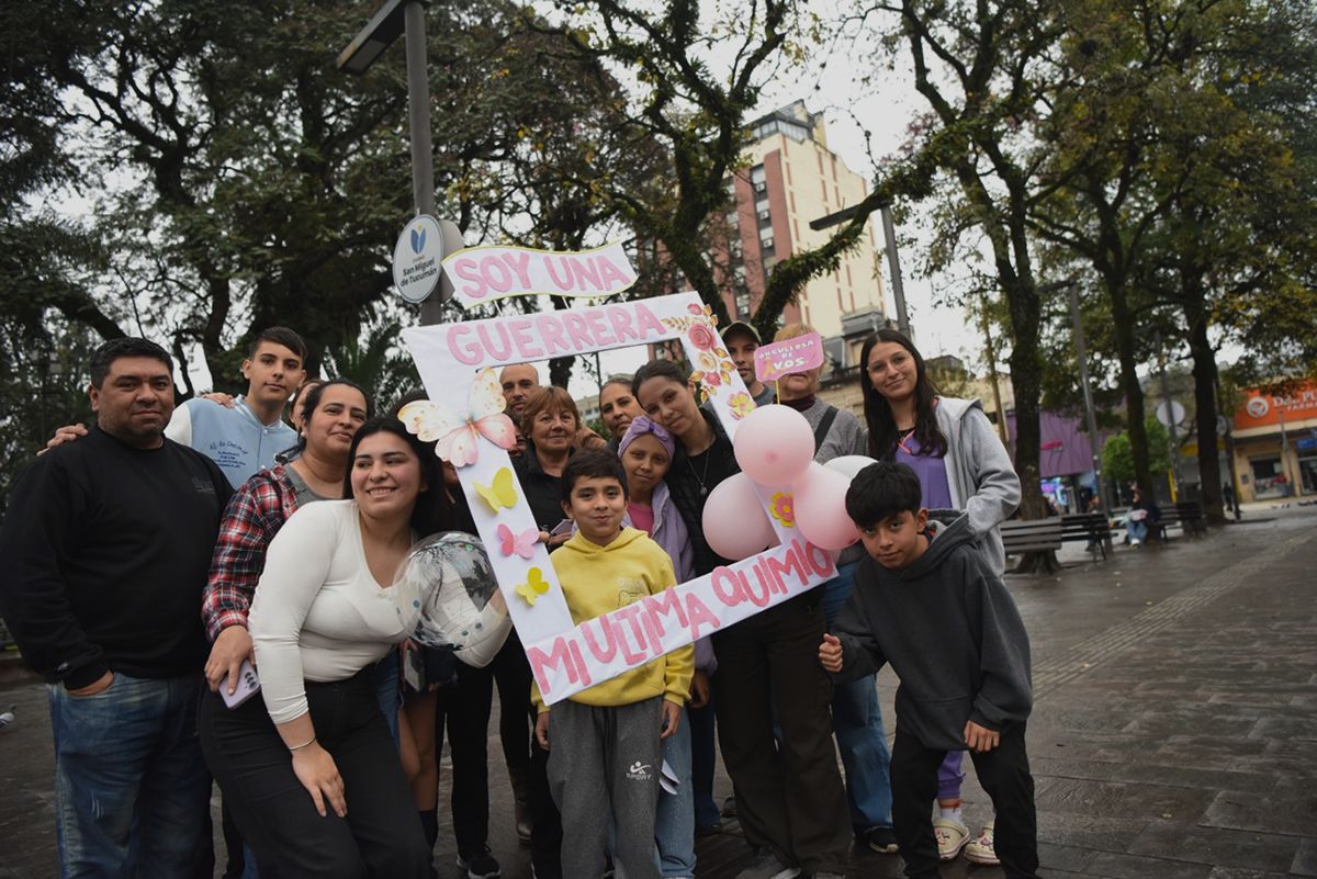 ACOMPAÑADA. Familiares y vecinos acompañaron el recorrido con aplausos y bocinazos. / LA GACETA, ANALÍA JARAMILL