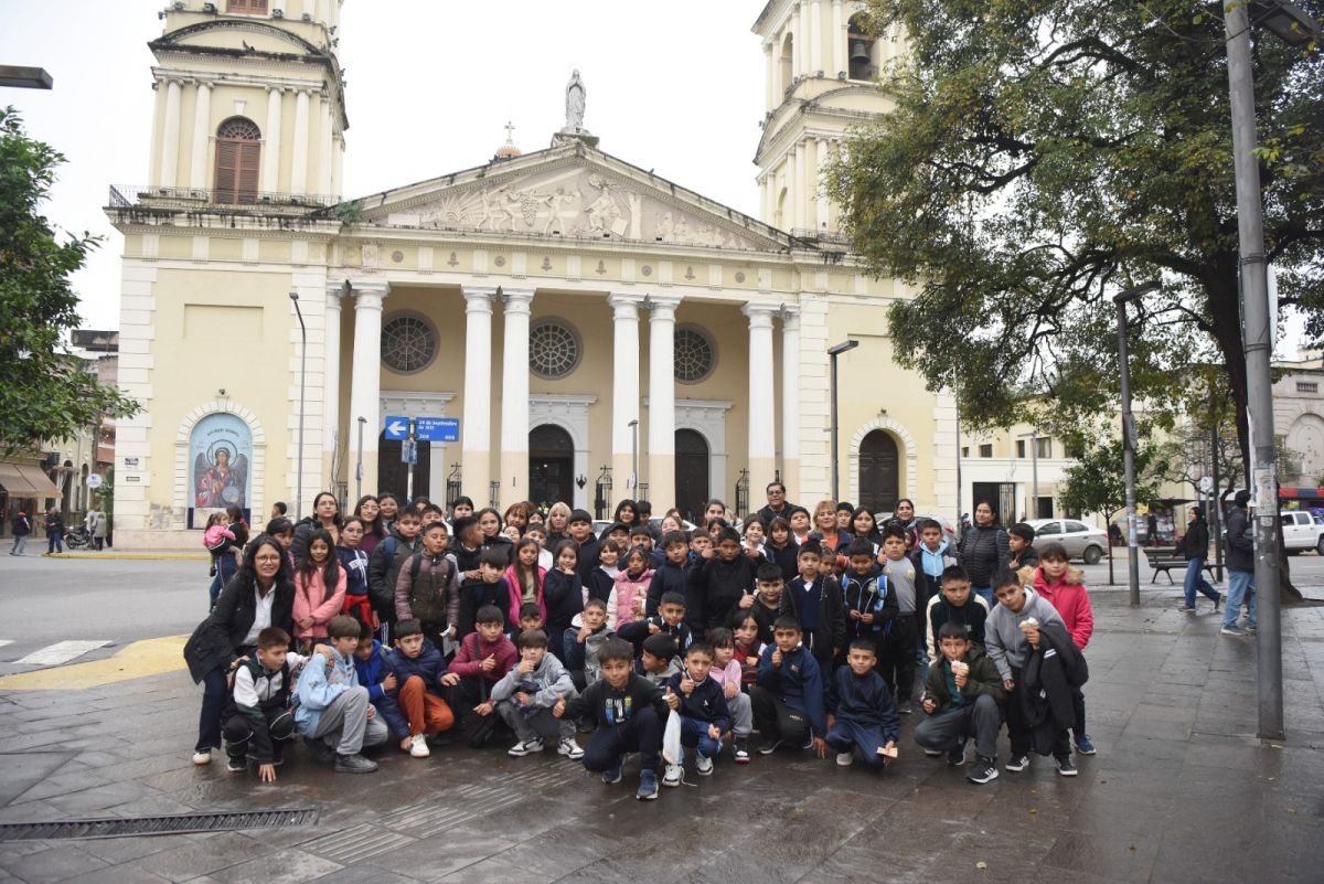DE BURRUYACÚ A SAN MIGUEL. Los estudiantes de escuelas rurales de Burruyacú recorrieron el centro tucumano durante una jornada que muchos esperaban desde hacía tiempo. / LA GACETA, FOTOS ANALÍA JARAMILLO