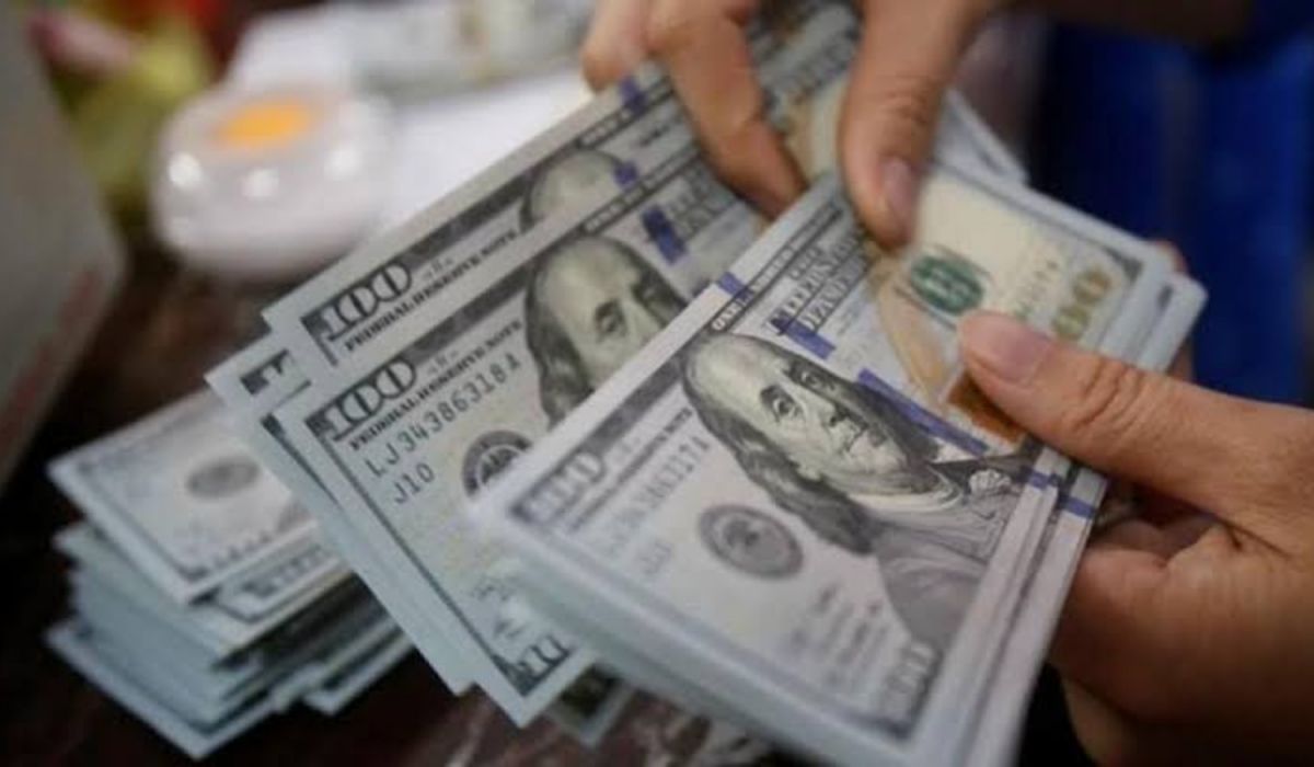 El dólar oficial subió a $1.520 en el Banco Nación y el blue bajó por quinta rueda seguida