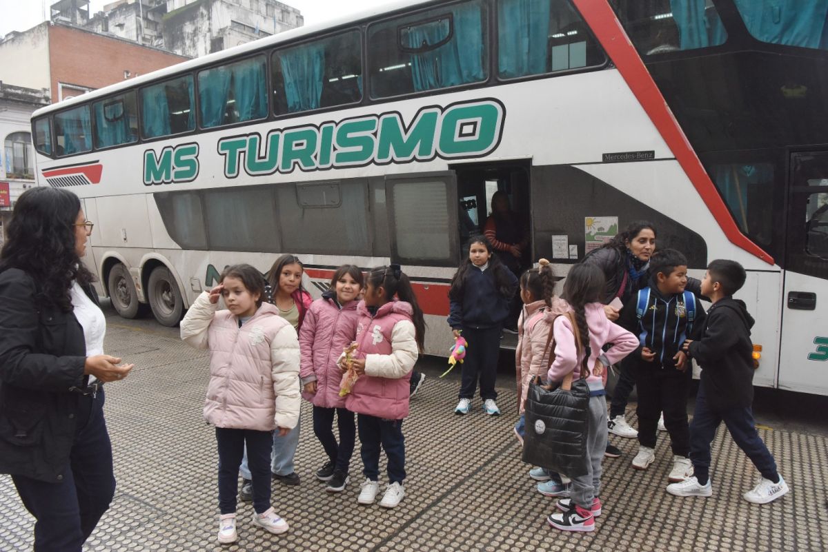 EL VIAJE TAN ESPERADO. Los chicos bajaron del colectivo en San Miguel de Tucumán y comenzaron una jornada que muchos esperaban desde hacía tiempo. / LA GACETA, FOTOS ANALÍA JARAMILLO