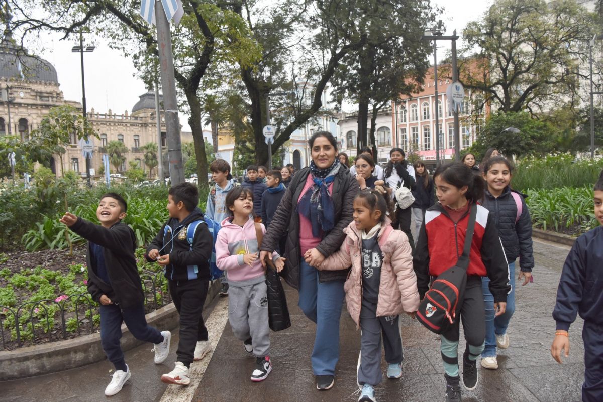 LA CAPITAL, DE CERCA. Los chicos recorrieron la plaza Independencia acompañados por sus docentes y disfrutaron de cada parada del viaje. / LA GACETA, FOTOS ANALÍA JARAMILLO