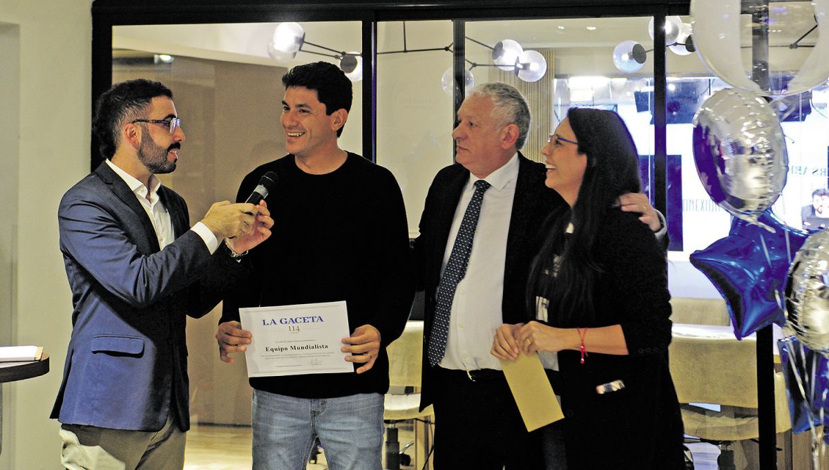 TRABAJO MUNDIALISTA. Los periodistas Matías Auad, Bruno Farano, Alejandra Casas Cau y el  secretario general de redacción Federico van Mameren, festejan el reconocimiento a todo el equipo de Deportes distinguido con el premio a la Excelencia, por la cobertura realizada durante el Mundial 2026. 