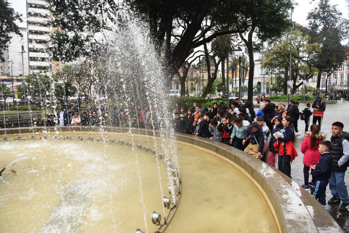 UNA CIUDAD POR DESCUBRIR. Los chicos se detuvieron frente a la fuente de la plaza Independencia durante su recorrido por San Miguel de Tucumán. / LA GACETA, FOTOS ANALÍA JARAMILLO