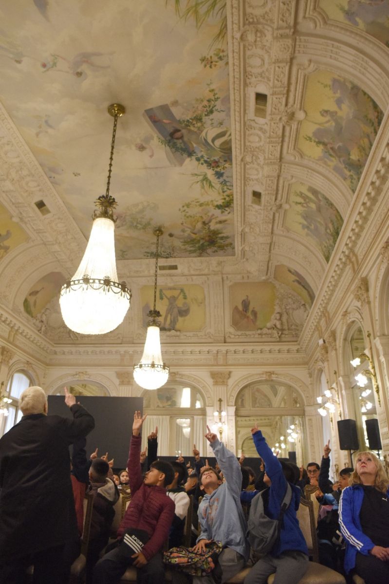 UNA CLASE DISTINTA. Los estudiantes participaron de una visita guiada por el Salón Blanco de la Casa de Gobierno y aprendieron sobre la historia y la arquitectura del edificio. / LA GACETA, FOTOS ANALÍA JARAMILLO