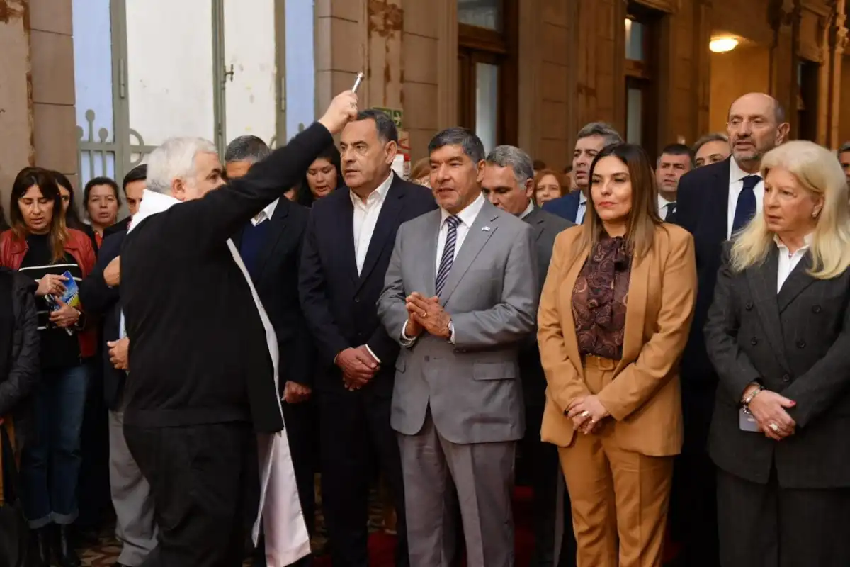 Monseñor Carlos Sánchez llevó la bendición a la Casa de Gobierno y pidió "no ser indiferentes" ante quienes más necesitan ayuda