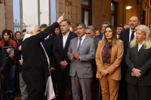 Monseñor Carlos Sánchez llevó la bendición a la Casa de Gobierno y pidió no ser indiferentes ante quienes más necesitan ayuda