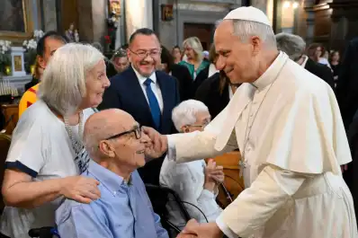 ¿Cómo es el protocolo para conocer al papa León XIV? Las reglas de saludo, vestimenta y tratamiento