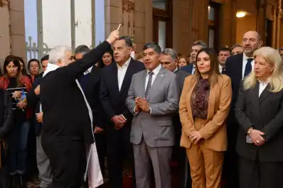 Monseñor Carlos Sánchez llevó la bendición a la Casa de Gobierno y pidió no ser indiferentes ante quienes más necesitan ayuda