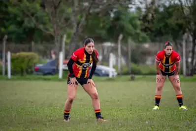 Empezó en el rugby siguiendo a su hermano mellizo, es una de las promesas de Cardenales y fue convocada por primera vez a Las Yaguaretés