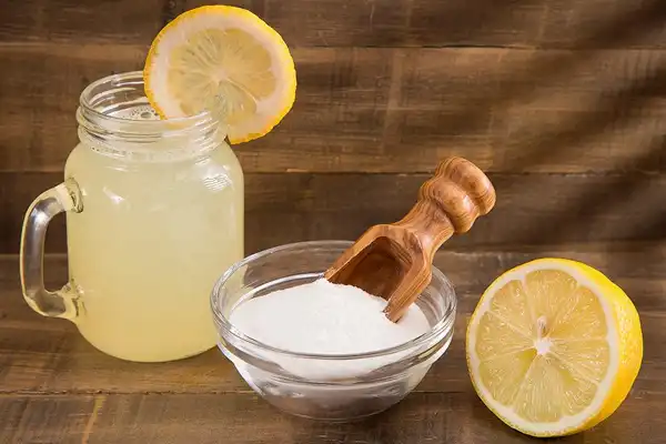 El truco con cáscaras de limón y bicarbonato que deja la cocina impecable en pocos minutos