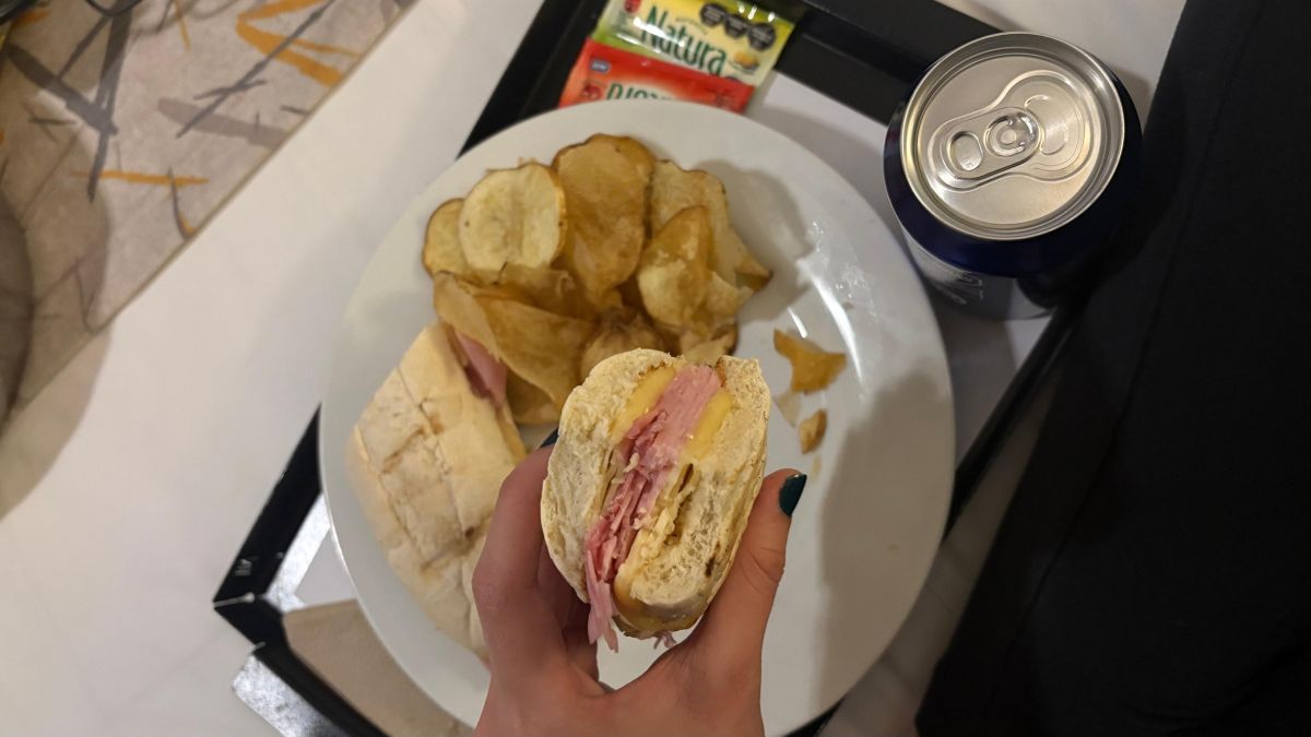 LA CENA. Me esperaba en el hotel después de una jornada de viaje que terminó de madrugada.