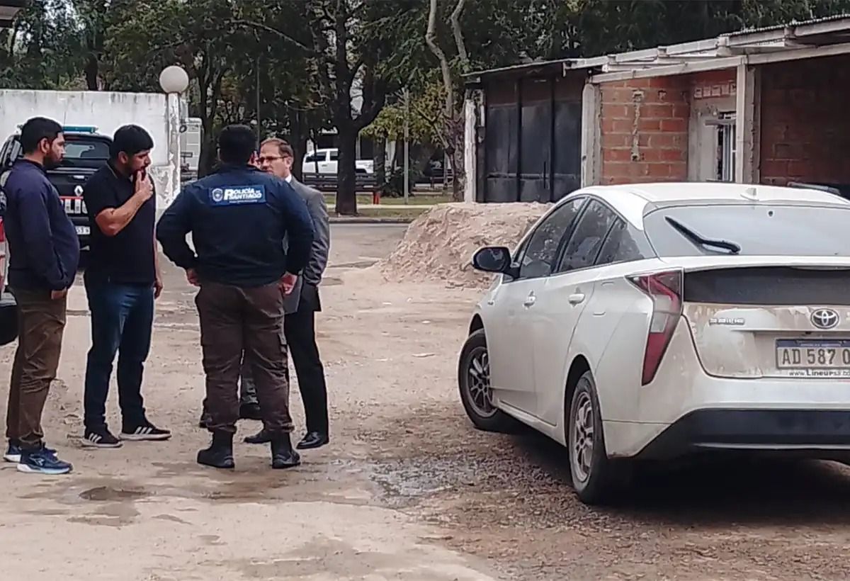 UNA PRUEBA. El fiscal Gustavo Montenegro con el auto en el que se trasladaba el acusado del crimen. 