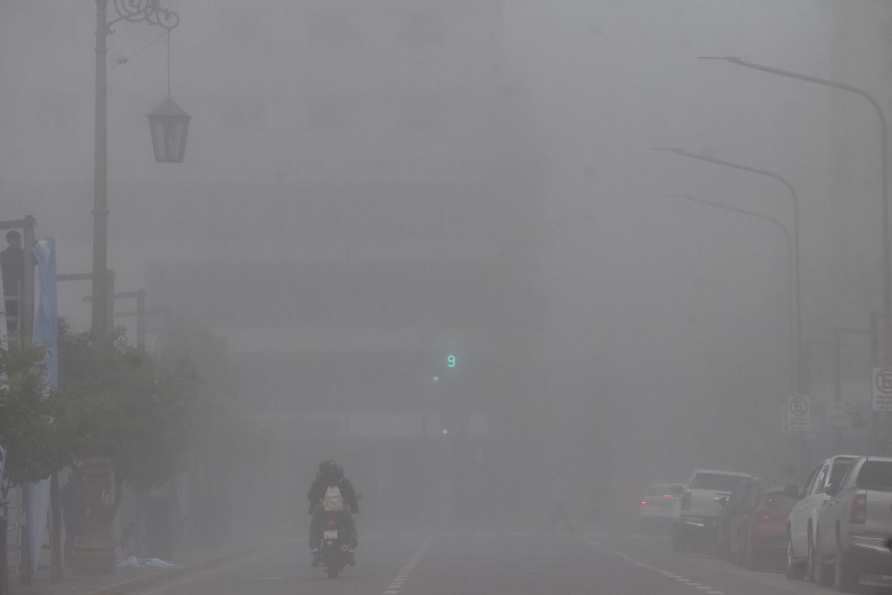 Reportaje fotográfico: el paisaje se borró tras la niebla y el viento zonda