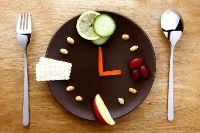 Comer de noche: los mitos sobre la lechuga y lo que la ciencia dice sobre la crononutrición