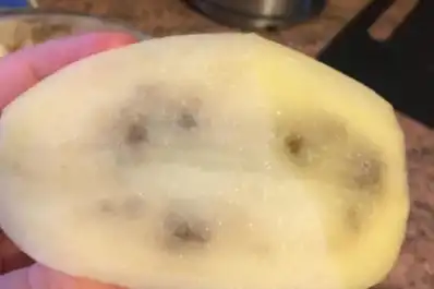 Por qué las papas se oscurecen después de cocinarlas y cómo evitarlo con limón y vinagre