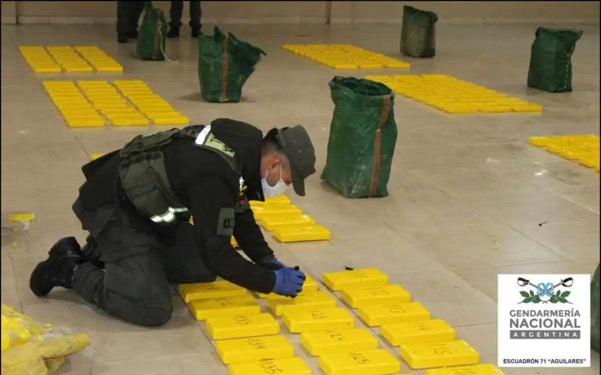 CONTROL. Parte de los 470 kilos de cocaína que transportaba un tío de 