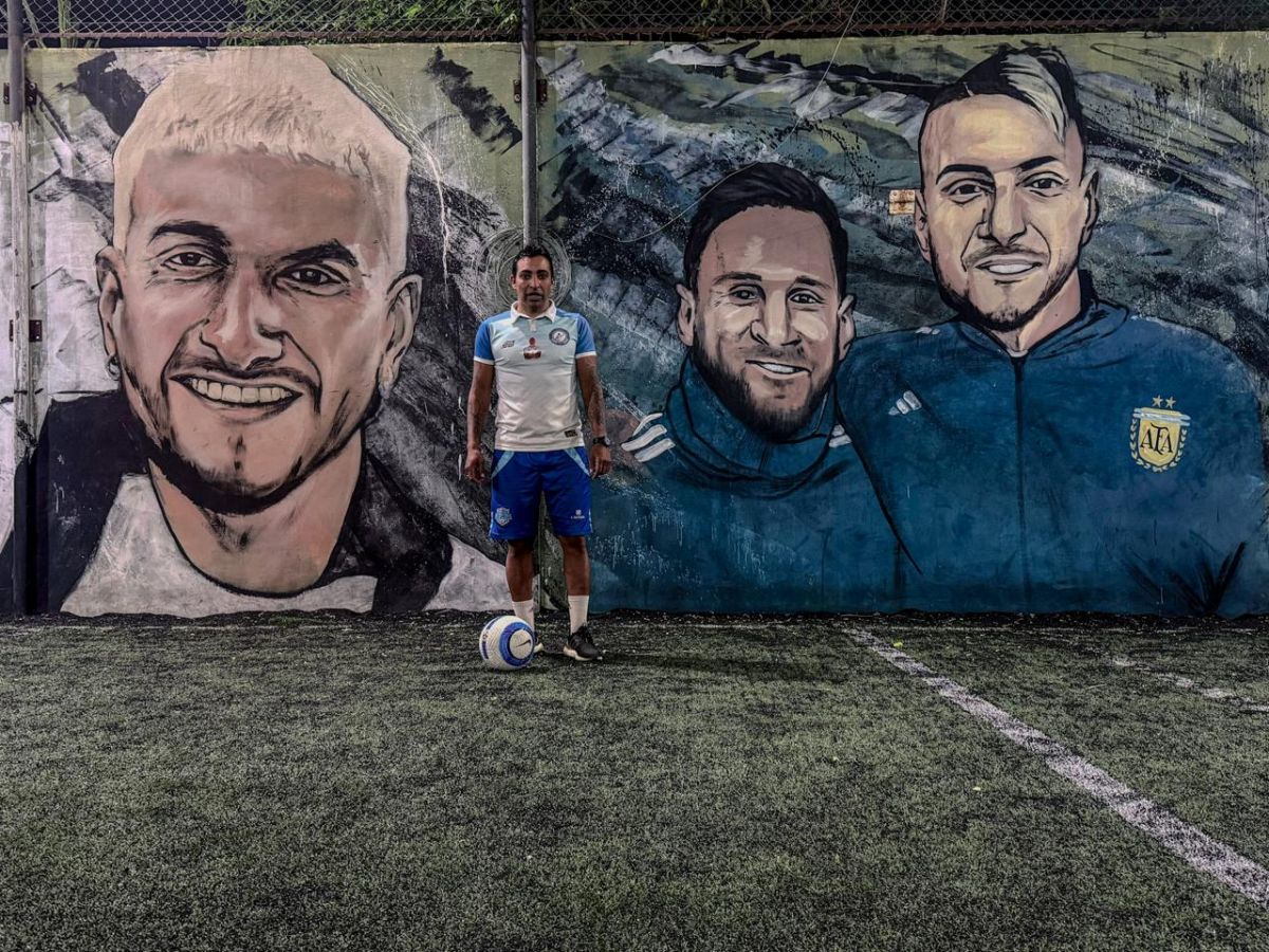 En su escuelita de fútbol, Pereyra tiene varios murales de la carrera de su hermano.
